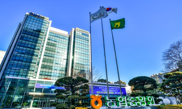 NH농협은행에서 올해만 4번째 금융사고가 발생하면서 이석준 농협금융지주 회장과 이석용 농협은행장의 연임에도 변수가 생길지 업계의 관심이 모인다. /연합뉴스 