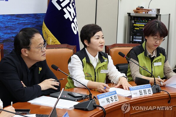 27일 오전 서울 여의도 국회에서 열린 더불어민주당 보건복지위원회 위원과 전국보건의료노동조합 지도부와의 '보건의료 현안 긴급 간담회'에서 최희선 보건의료노조 위원장(가운데)이 발언하고 있다. /연합뉴스