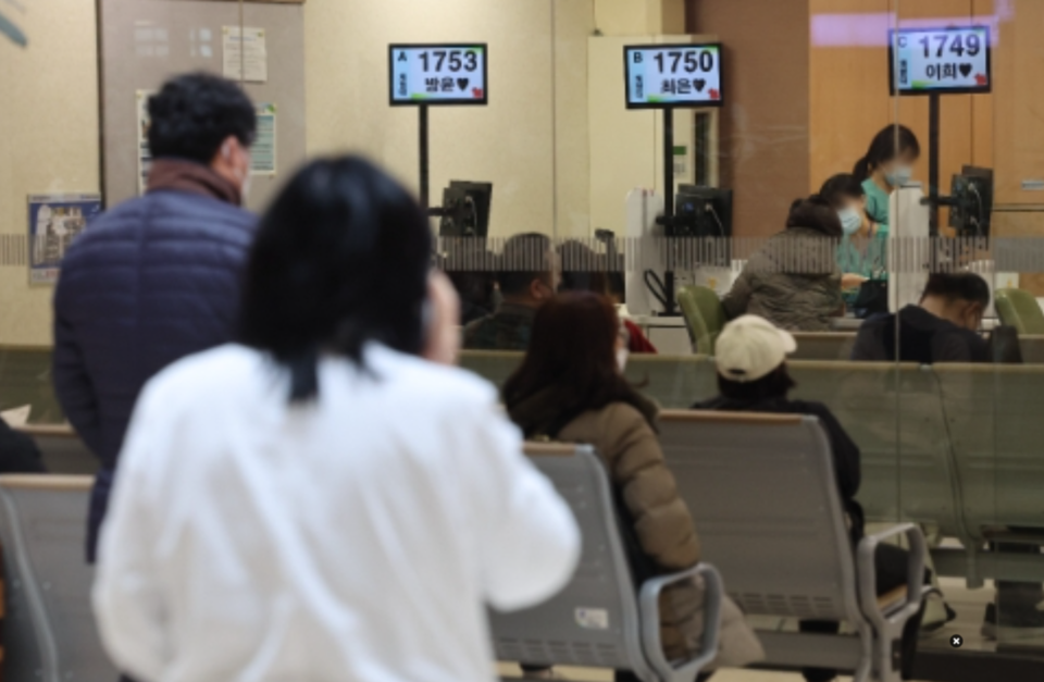 정부가 비급여 과잉진료를 의료 과소비의 주범으로 지목하고 혼합진료를 제한하는 등 대대적 개편을 예고한 가운데 비급여 진료를 부담 없이 받을 수 있도록 돕는 실손보험을 두고 보험 업계와 의료계의 주장이 엇갈린다. /연합뉴스