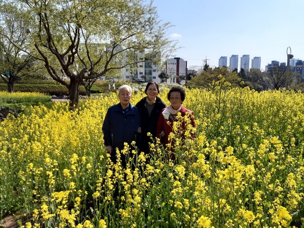 어느 날 꽃밭에서 아버지, 어머니와 함께. /안정미