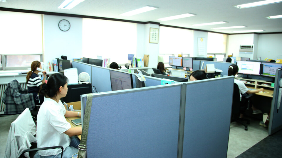 지학사는 한국저작권위원회에서 운영하는 저작권 상담센터를 통해 저작권 법률이나 이해가 어려운 사례에 대하여 문의하여 문제 해결에 도움이 되는 정보를 제공받고 있다. /장세곤 기자