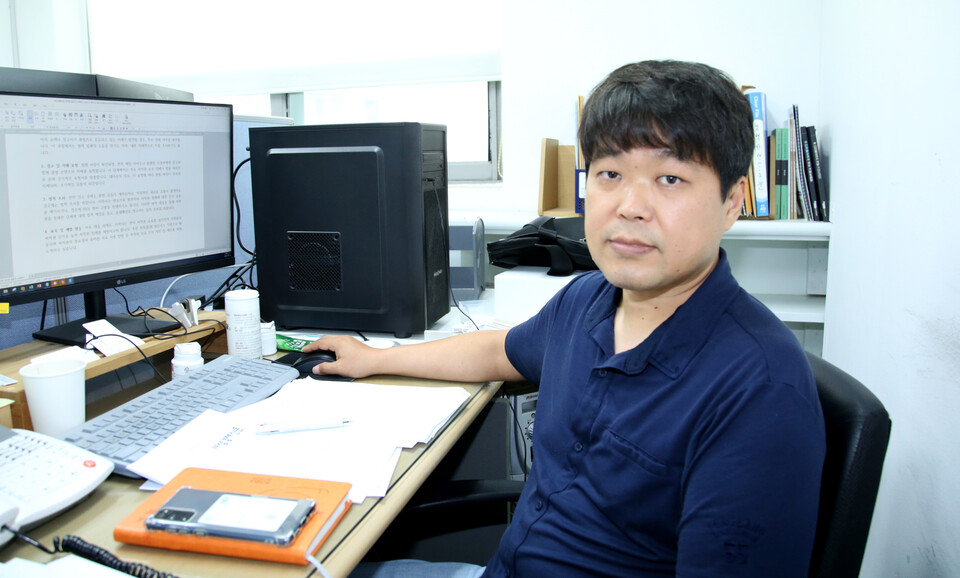 강정태 지학사 팀장이 지난 23일 지학사 사무실에서 여성경제신문과 인터뷰하고 있다. /장세곤 기자