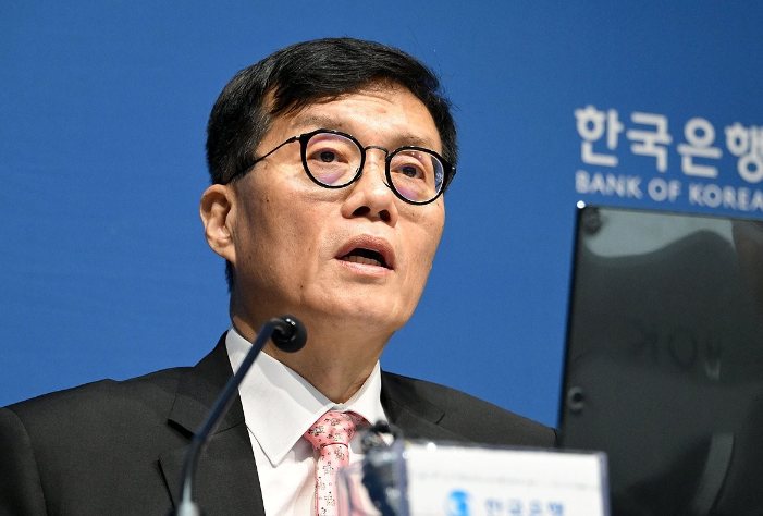 이창용 한국은행 총재가 대학입시 제도에 '지역별 비례선발제' 도입을 제안한 데 이어 국회에서 열린 초당적 연구단체 창립총회에 참석해 한국 경제 구조 개혁의 필요성을 강조했다. /연합뉴스