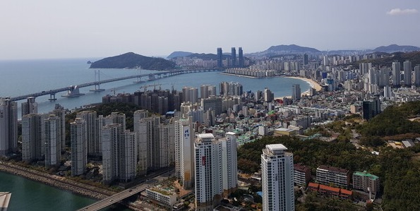 부산은 바다가 보이는 경관이 있는 곳을 찾아 고급 아파트가 계속 들어서고 있다. 초고층으로 지어진 최고급 아파트일수록 안방은 디럭스하게 꾸미지만 다른 방들은 현관 근처 문간방 신세를 면하지 못한다. 안방과 거실 위주로 구성되는 아파트는 식구들에게 공평한 집이라고 보기는 어렵지 않을까 싶다. /김정관