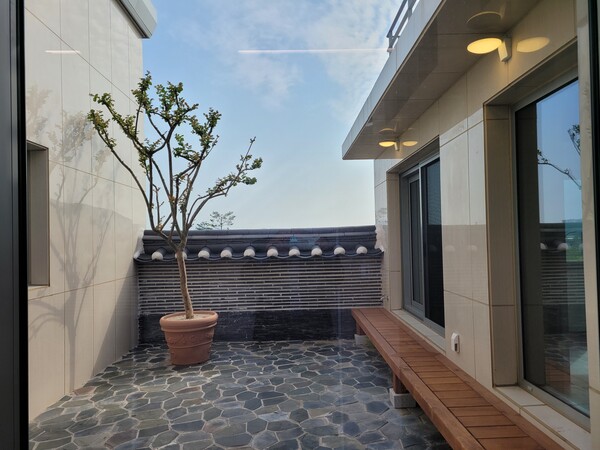 필자 설계 상가주택의 단독주택 평면도와 마당, 안방에는 드레스룸과 파우더룸이 딸린 욕실이 갖추어져 있다. 그렇지만 식구들의 방은 남향으로 마당에 면하고 있어 안방 못지않은 여건이 부여되어 있다. 부부가 각방을 쓰더라도 위화감을 줄일 수 있지 않을까 싶다. /김정관