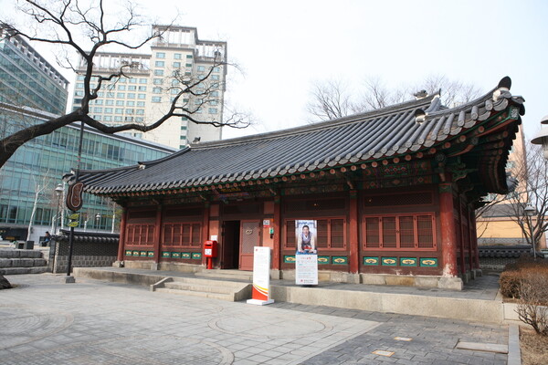 조선 말기 우체 업무를 담당하던 관청인 우정총국 건물. 고종 21년인 1884년 12월 4일 우정총국 청사의 낙성 및 개설 축하연을 이용해 개화파들이 갑신정변을 일으켜 친청파를 몰아내려 했으나 실패했다. /한국관광공사