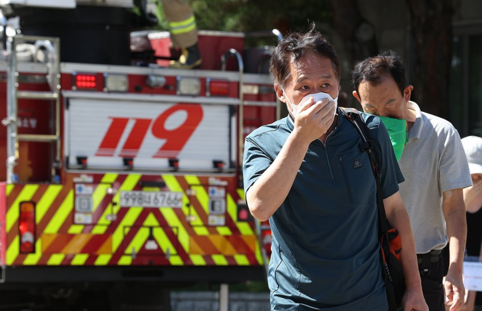 시민들이 지난해 9월 7일 오후 송파구 올림픽공원에서 열린 '재난대응 안전한국훈련'에서 화재를 피해 대피하고 있다. 서울시와 송파구가 주관한 이날 훈련은 인파 밀집 사고 상황에 대비해 실시됐다. /연합뉴스