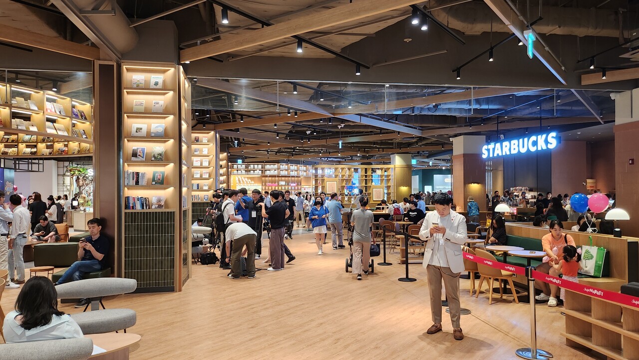 '스타필드 마켓' 죽전점 1층에 마련된 휴식 공간 북그라운드와 스타벅스 매장 모습 /류빈 기자