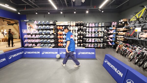 '스타필드 마켓' 죽전점 내 데카트론 매장에 미니 축구 공간을 마련했다. /류빈 기자