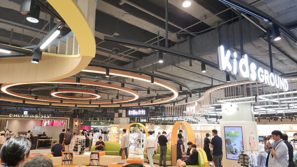 '스타필드 마켓'  죽전점 2층에 키즈 패션브랜드 매장과 연결된 25평(약 82㎡) 규모의 '키즈그라운드'는 부모와 자녀가 자유롭게 이용할 수 있는 놀이 공간으로 마련했다. /류빈 기자