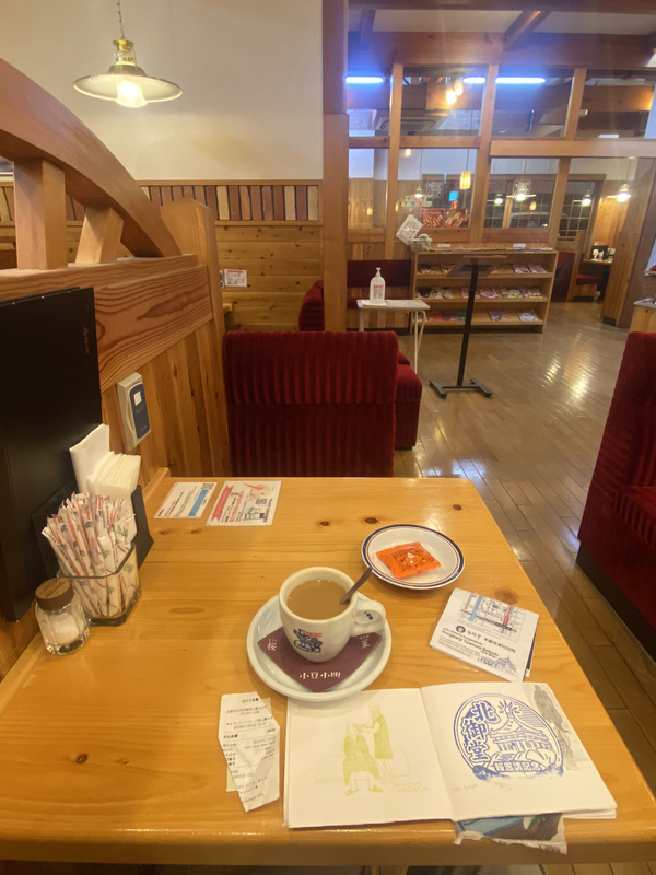 오사카의 늦게까지 하는 카페에서 /윤마디