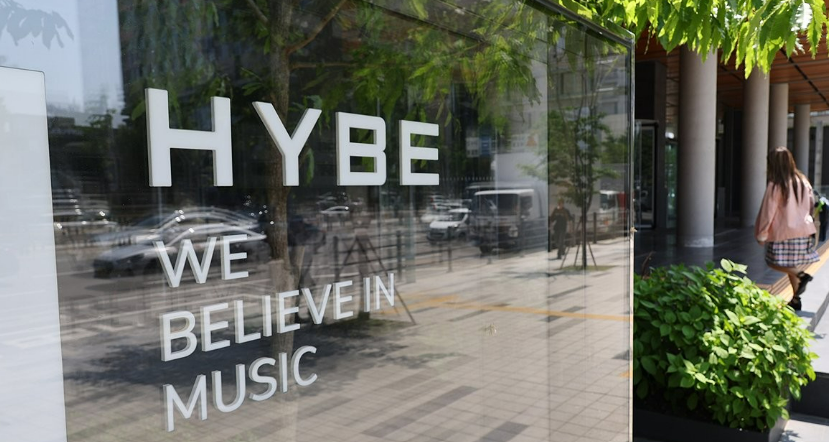 하이브가 연이어 악재를 겪고 있는 가운데 하나증권이 악재가 마무리되고 있으니 내년까지 꾸준한 비중 확대를 고민해야 한다는 의견을 밝혔다. /연합뉴스