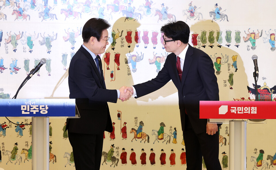 한동훈 국민의힘 대표와 이재명 더불어민주당 대표(왼쪽)가 1일 오후 국회에서 열린 채상병 특검법, 금융투자소득세 폐지, 전 국민 25만원 지원법 등을 논의하는 여야 대표 회담에서 발언을 마친 뒤 손잡고 있다. /연합뉴스