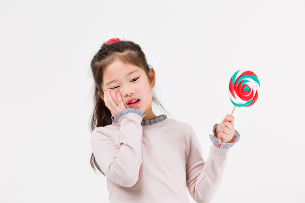 치과는 뭔가 눈에 보이는 이상이 있거나 불편감이 있어야 가는 곳이라는 인식이 아직도 있다. 그러다 보니 충치가 오래 방치되어 이미 신경치료를 하거나 뽑아야 하는 정도가 되어서 치과를 찾고는 후회하는 경우가 너무나도 많다. /게티이미지뱅크