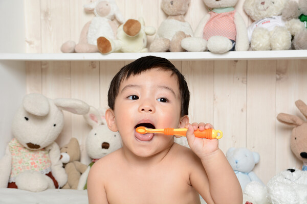 아기가 태어나서 처음으로 치과 검진을 받아야 하는 때는 아래 앞니가 처음 나왔을 때이다. 이 시기는 아가마다 약간씩의 차이는 있지만 보통 생후 6개월 정도이다. /게티이미지뱅크