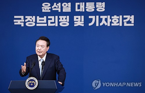 윤석열 대통령이 8월 29일 오전 서울 용산 대통령실 청사에서 열린 '국정브리핑 및 기자회견'에서 의료개혁에 대한 질문에 답하고 있다. /연합뉴스