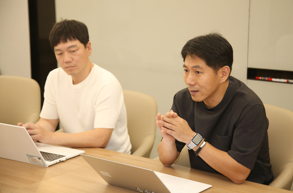 송기욱 교보문고 콘텐츠사업단 단장과 염승범 사업팀 차장이 지난 8월 29일 교보문고 회의실에서 여성경제신문과 인터뷰하고 있다. /장세곤 기자