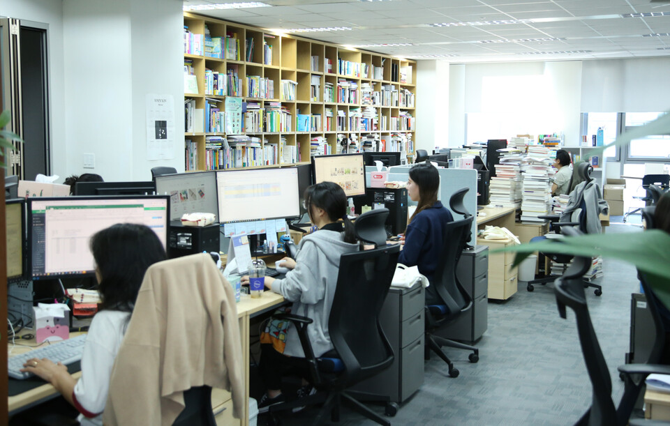 교보문고는 저작권 침해 시 발생 유형과 행동 지침 매뉴얼에 따라 대응하고 관련 유관 부서와 공유하며 즉시 저작권자와 협의하고 신고 조치하는 식으로 대응하고 있다. /장세곤 기자