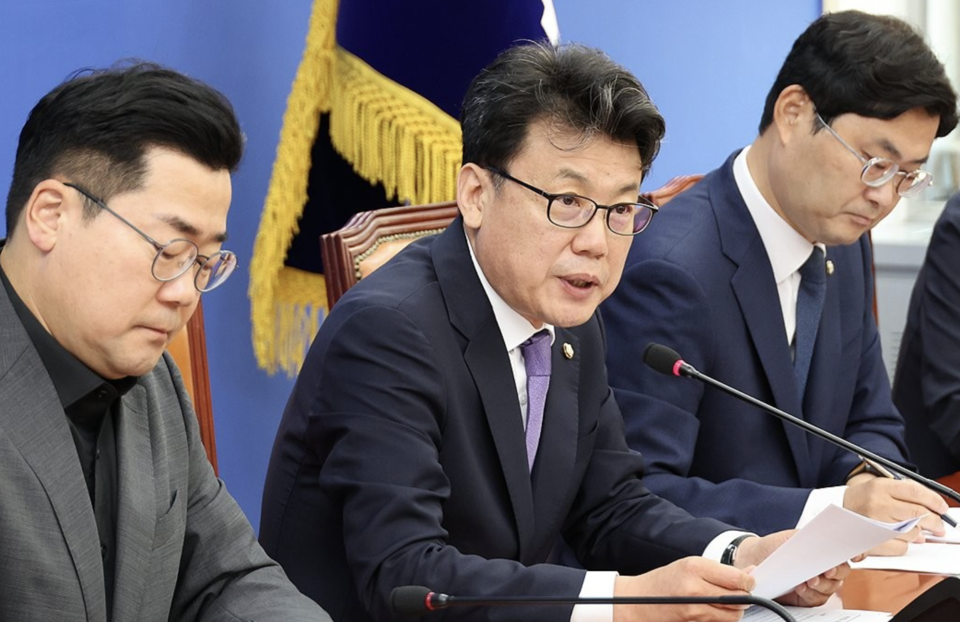 진성준 더불어민주당 정책위의장이 윤석열 대통령을 강하게 비판하며 내수 진작을 위해 '지역사랑상품권법(지역화폐법)’을 빠르게 처리하겠다고 밝혔다. /연합뉴스