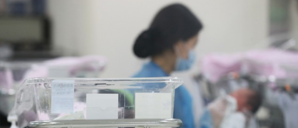 일반 산후조리원 대비 가격이 저렴한 공공산후조리원이 전국 476개 산후조리원 중 단 20곳에 불과한 것으로 나타났다. 일각에선 설립 확대를 요구하지만 전문가들은 다른 방식의 산후조리 지원책을 강조하는 추세다. /연합뉴스