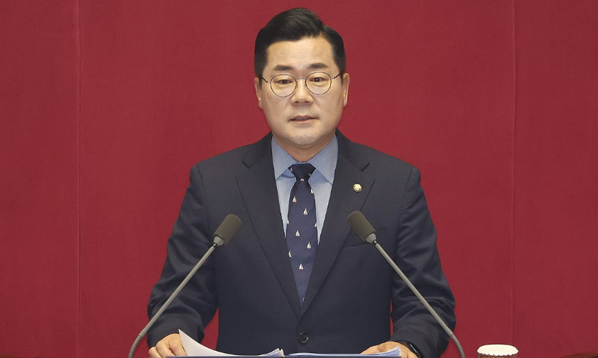 박찬대 더불어민주당 원내대표가 4일 국회에서 열린 본회의에서 교섭단체 대표 연설을 하고 있다. /연합뉴스