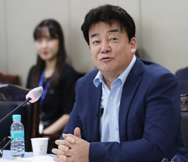 더본코리아는 이번 상장을 통해 가맹점과의 상생은 물론 유통사업 및 지역개발사업 확장을 통한 주주가치 제고에도 힘쓰겠다고 설명했다. 백종원 더본코리아 대표. /연합뉴스 