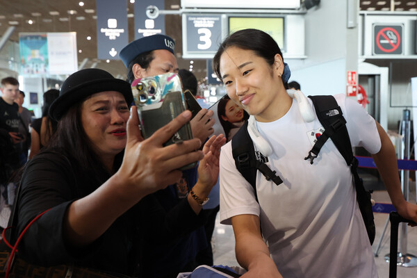 2024 파리올림픽 배드민턴 여자 단식에서 금메달을 차지한 안세영 선수가 지난 8월 6일(현지 시각) 프랑스 샤를 드골 공항을 통해 출국하며 팬과 기념 촬영을 하고 있다. /연합뉴스