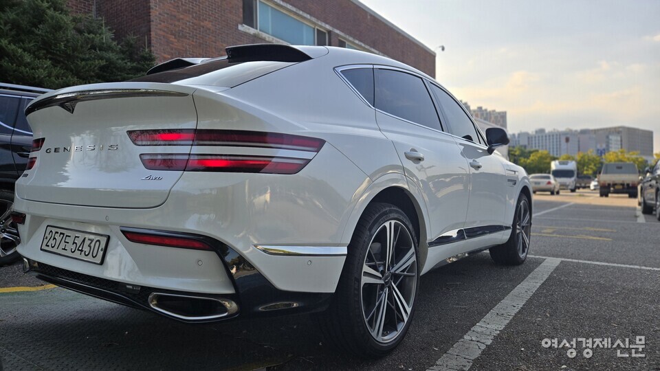 제네시스 GV80 쿠페. 일반 GV80과 달리 후면이 낮게 깎여 스포티하게 보인다. 쿠페(Coupé)는 자동차 외형의 한 종류다. 본래 2인승 또는 4인승이고 지붕이 낮아 실내 공간이 좁은 자동차를 의미한다. 쿠페는 프랑스어로 '자르다'라는 의미가 있다. /김현우 기자