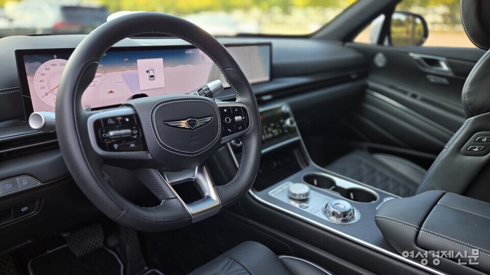 제네시스 GV80 쿠페 내부. 운전석에서 바라본 센터패시아 전경. 센터패시아는 심리스한 디자인을 적용해 고급스러운 감성을 더하는 한편 터치 타입 공조 장치를 적용했다. /김현우 기자
