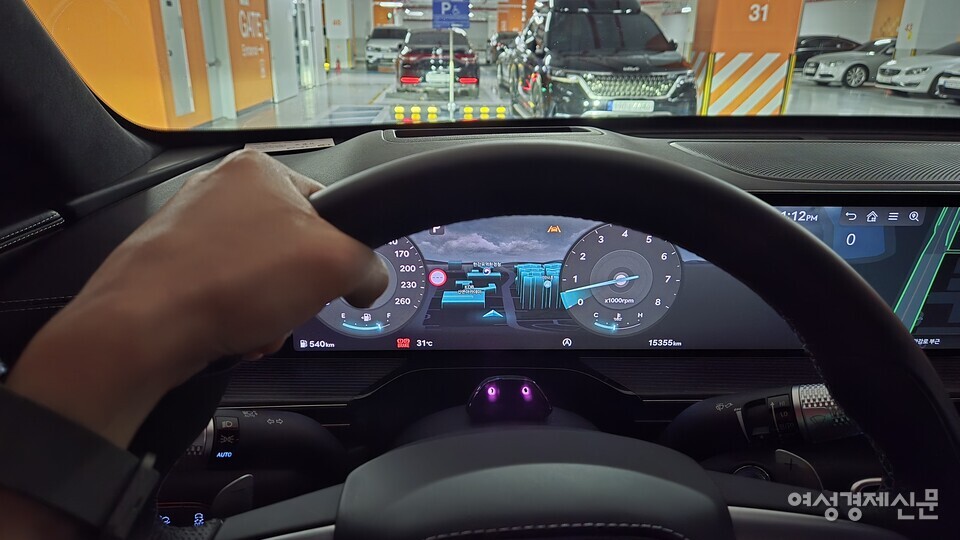 실내 디자인 감성을 높이고 시인성을 확보하기 위해 적용된 디스플레이형 계기판. 다만 핸들의 높이를 낮추면 왼쪽 손에 계기판이 가려져 계기판의 일부를 볼 수 없게 된다. /김현우 기자