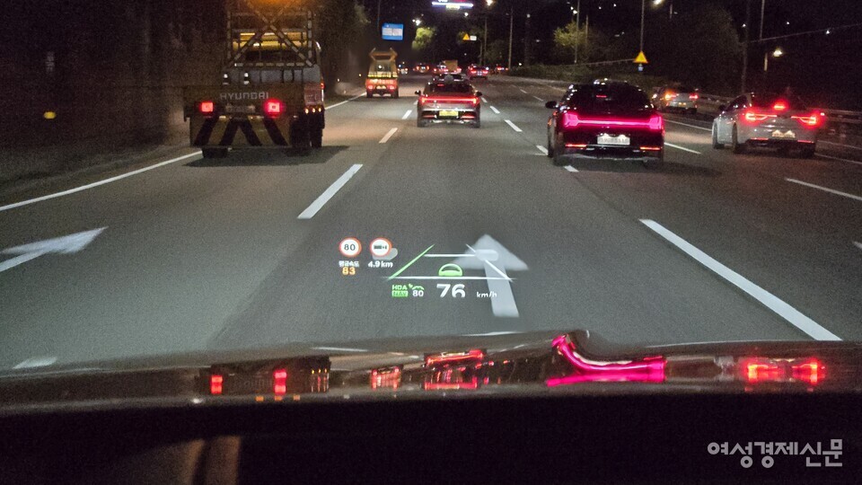 GV80 쿠페는 옵션에 따라 HUD(헤드업 디스플레이)를 선택해 네비게이션 혹은 속도 등 운전에 필요한 정보를 운전석 앞 유리창에서 확인할 수 있다. 자동차 등의 앞 유리창에 정보를 표시해 주는 증강현실 장치를 HUD라고 한다. /김현우 기자