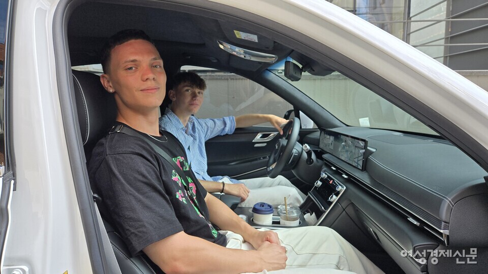 벤츠와 BMW의 고향 독일에서 한국으로 온 유학생 레비(22, 앞쪽 첫 번째)와 엘리아스(22)는 제네시스 GV80 쿠페를 타보고 "벤츠에 전혀 뒤처지지 않아 조금 무섭다"고 평가했다. /김현우 기자