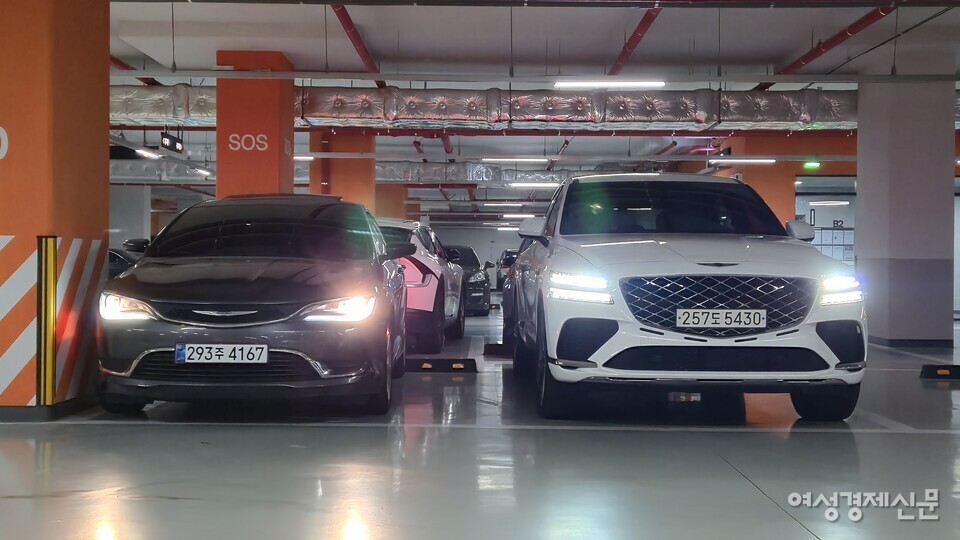 일반 승용차(왼쪽, 크라이슬러 200)와 제네시스 GV80 쿠페 크기 비교 /김현우 기자