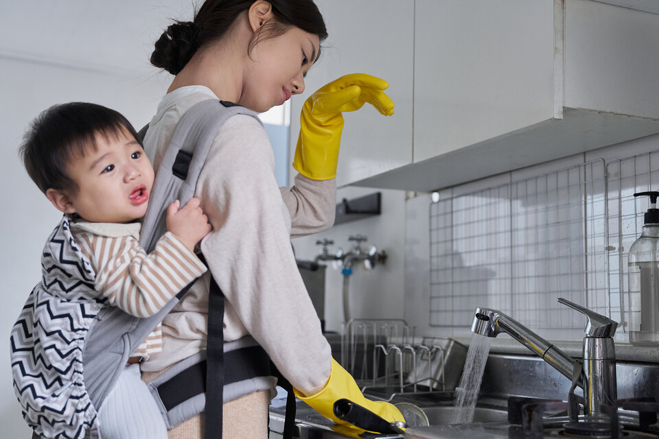 2022년 고용노동부 '일·가정 양립 실태조사'에 따르면 '육아휴직' 사용이 불가능하다고 답한 20.4%의 사업체는 △동료 및 관리자의 업무 가중(42.6%) △직장 분위기 및 문화(24.2%)를 이유로 꼽았다. /게티이미지뱅크