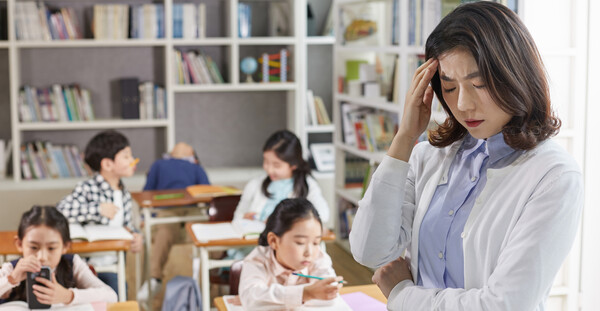 수업시간에 떠드는 아이를 선생님의 바람대로 조용히 하게 만들려면 어떻게 말해야 할까요? 명령을 멈추고 질문을 해야 합니다. 상대의 의견을 물어보는 연결질문 ‘어떻게 생각해’를 해야 합니다. /게티이미지뱅크