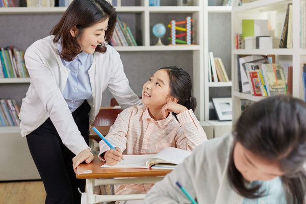교사가 바람을 말한 후 학생에게 ‘어떻게 생각해?’라는 연결 질문을 하면 학생의 두뇌는 움직이기 시작합니다. 생각합니다. 그 생각이 주로 긍정 행동과 연결됩니다. 연결 질문을 들으면서 존중받았기 때문입니다. /게티이미지뱅크
