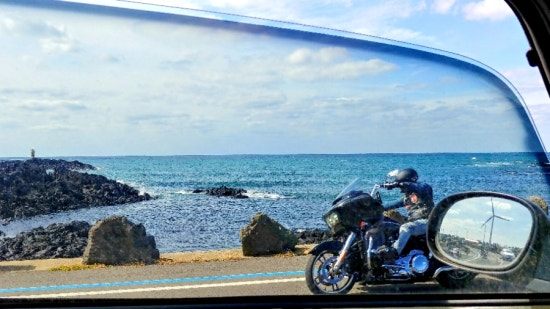 제주해안도로를 달리는 내 차와 오토바이 /한익종