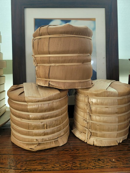 보이차는 그해에 만들어 바로 소비하지 않아도 장기 보관이 가능하다. 그래서 사진처럼 포장 단위가 대용량이며 수십 년을 두고 변화되는 향미를 즐길 수 있어서 후발효차로 분류한다. 이러한 특성은 대엽종 차나무가 가지는 풍부한 폴리페놀 성분 덕택인데 다른 차류와 차별된다. /김정관