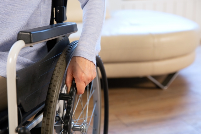 수동휠체어를 자동으로 움직이게 하는 동력 보조장치에 대해 급여 지원을 요구하는 목소리가 나온다. /게티이미지뱅크