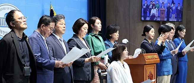 5일 오전 국회 소통관에서 더불어민주당 국회 보건복지위원회 소속 의원들이 정부의 연금개혁안과 관련해 기자회견을 하고 있다. /연합뉴스