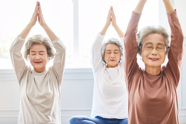 독거노인의 고독사와 외로움을 해소하기 위해 정부의 관심과 혜택이 많이 주어졌다. 많은 인지 교육 프로그램과 함께 간식, 부식도 제공되고 있다. 노인 회관에 나와야 받을 수 있는 혜택이다. /게티이미지뱅크