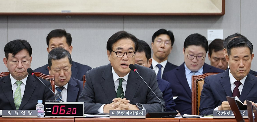 정진석 대통령 비서실장이 지난 8월 27일 오후 서울 여의도 국회에서 열린 운영위원회 전체회의에서 위원 질의에 답하고 있다. /연합뉴스