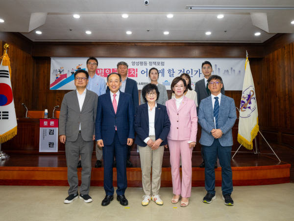 앞줄 왼쪽부터 국민의힘 김장겸 의원, 추경호 원내대표, 허명 한국여성단체협의회장, 이인선 국회 여성가족위원장 /한국여성단체협의회