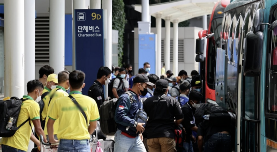 인천공항에 도착한 외국인들이 버스에 탈 준비를 하고 있다. /연합뉴스