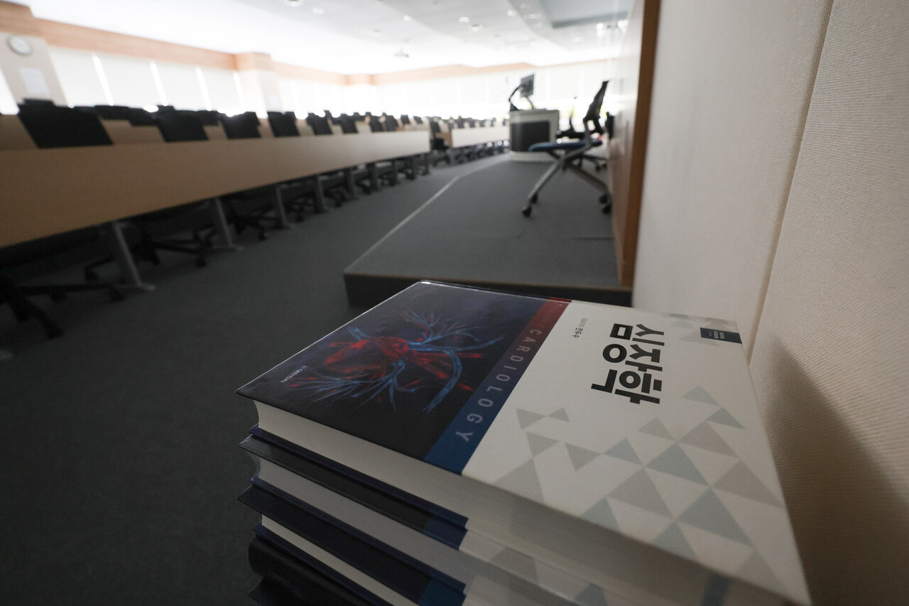 지난 6일 서울 시내 한 의대 강의실에 심장학 이론서가 쌓여 있다. /연합뉴스