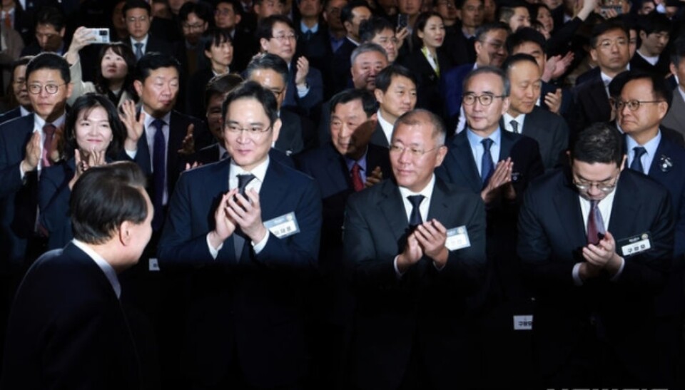 윤석열 대통령이 지난 3월 20일 서울 영등포구 63컨벤션센터에서 열린 제51회 상공의 날 기념식을 마친 뒤 이재용 삼성전자 회장, 정의선 현대차그룹 회장, 구광모 LG그룹 회장의 박수를 받으며 이동하고 있다. /뉴시스