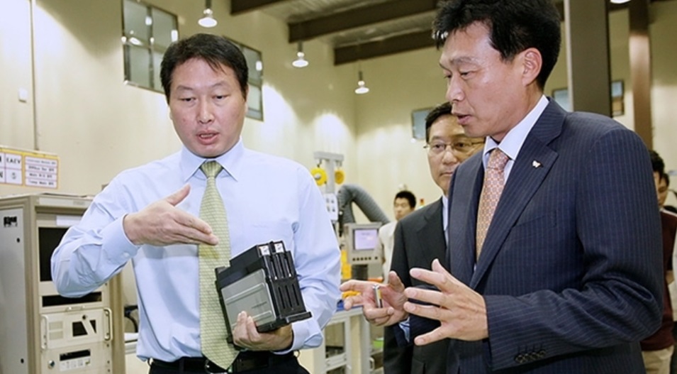 SK그룹 최태원 회장은 2011년 SK이노베이션 기술혁신연구원(당시 글로벌테크놀로지)에 방문해 전기차 배터리 사업에 대한 강력한 의지를 표명했다. /SK그룹