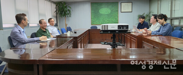 여성경제신문 3기 옴부즈맨 회의가 지난 6일 본사 4층 회의실에서 열렸다. (왼쪽부터) 백영건 편집위원, 강신영, 박종섭 옴부즈맨, 정경민 여성경제신문 대표, 이한세, 윤마디 옴부즈맨 /김현우 기자