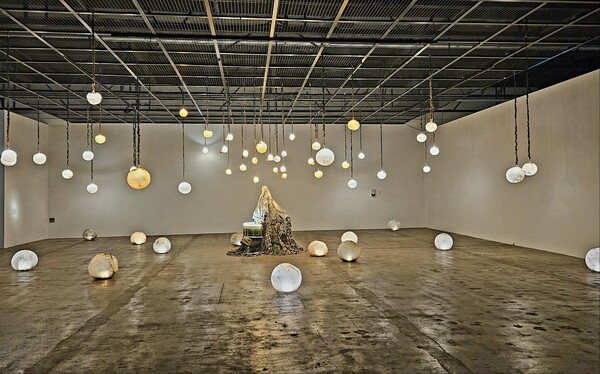 빛을 이용한 대형 설치작업을 통해 미생물과 세균의 세계를 표현한 프랑스 출신 작가 마르게리트 위모의 ‘휘젓다’(광주비엔날레 본전시관)는 드럼과 판소리를 결합한 사운드가 함께한다. /사진=김현주