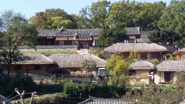 경주 양동 마을 관가정, 종택으로 지었지만 조선시대를 대표하는 청백리였던 손중돈의 삶에 대한 철학을 그대로 담아 단출하게 지어졌다. /김정관